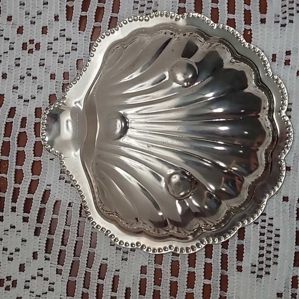 Red and Silver Decorative Shell Dish - Picture 4 of 13